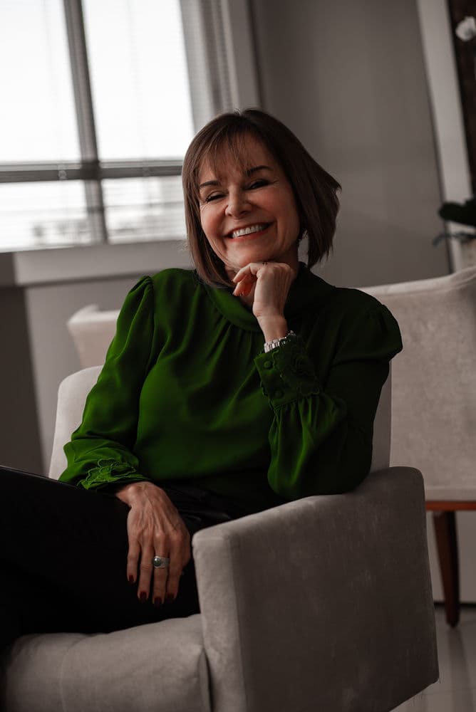 Andrea Ferreira orientando mulheres que desejam trabalhar como secretárias médicas, ensinando agendamento de cirurgias e organização administrativa na área da saúde.